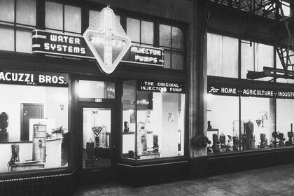 Los primeros modelos tenían varios accesorios de chorro acoplados en la pared, calentadores y filtros de bomba de recirculación, así como escalones antideslizantes y un riel de seguridad opcional