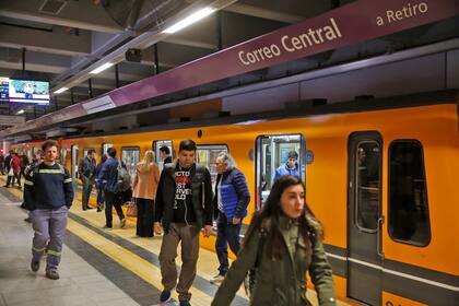 Los primeros pasajeros en utilizar las nuevas estaciones