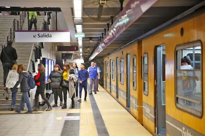 Los primeros pasajeros en utilizar las nuevas estaciones