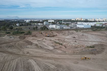 Los primeros trabajos contemplaron las tareas de movimiento de suelo necesarios para lograr una cancha de 18 hoyos
