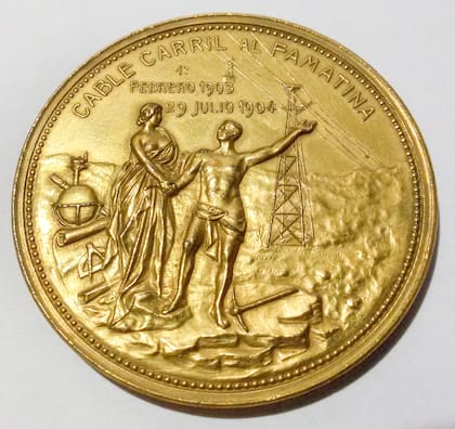 Los primeros tramos del cable carril se inauguraron el 29 de julio de 1904, tal como da cuenta la medalla conmemorativa que en su dorso recuerda a Julio A. Roca como presidente y Emilio Civit como ministro de Obras Públicas.