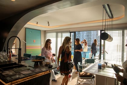 Los primeros visitantes recorren el departamento ambientado por el estudio Leti Rocco