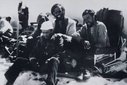 Los primos Strauch, sobrevivientes de la caída del avión en la cordillera; los rugbiers uruguayos: Eduardo Strauch, Daniel Fernández Strauch y , Adolfo Strauch