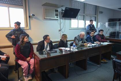 Los principales acusados por el intento de asesinato de la expresidenta Cristina Kirchner, Sabag Montiel y Brenda Uliarte, en el Tribunal Oral Federal 5 de San Martín
