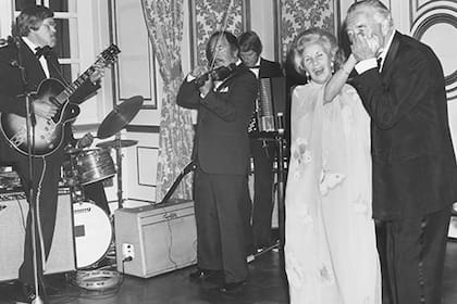Los príncipes Bertil y Lilian, en su casamiento en 1976