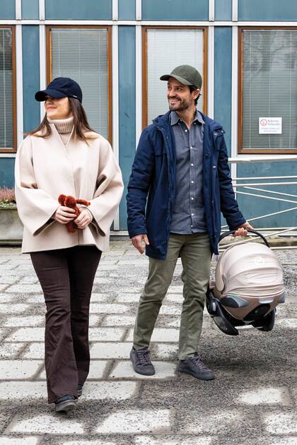 Los príncipes Carlos
Felipe y Sofía salen del
Hospital Danderyd, el
viernes 8, un día después
del nacimiento de su hija.