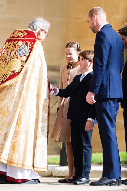 Los príncipes Charlotte y Louis junto a su padre, el príncipe William, durante su asistencia al servicio religioso del Domingo de Pascua