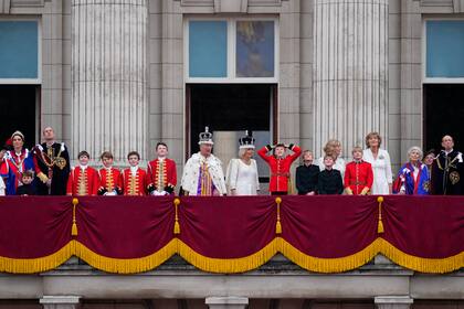 Los príncipes de Gales (a la izquierda) y el resto de los "elegidos" para acompañar a Sus Majestades en el saludo del balcón. 
