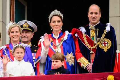Los príncipes de Gales junto a sus hijos, la princesa Charlotte y el príncipe Louis. A la izquierda se ve a la duquesa de Edimburgo y, mpás atrás a Timothy Lawrence, el marido de la princesa real Ana.