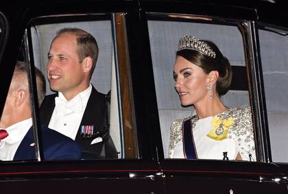 Los príncipes de Gales llegando al palacio de Buckingham para recibir al presidente Cyril Ramaphosa en el primer día de su vista de Estado al Reino Unido.