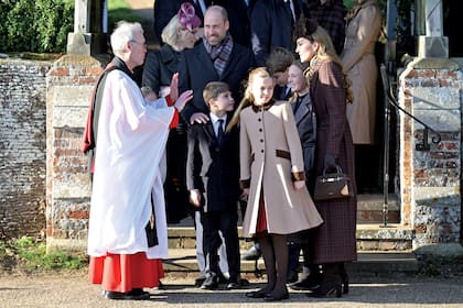 Los príncipes de Gales, William y Kate, junto a
sus hijos George, Charlotte y Louis, quienes
fueron recibidos por el reverendo Paul Rhys
Williams. Junto a ellos se encuentra Mia, la
hija de Zara Phillips y Mike Tindall