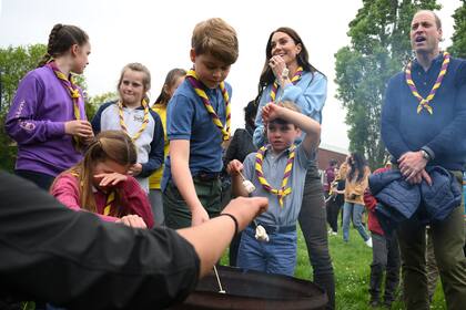 Los príncipes de Gales y sus hijos participan de un programa de voluntariado. 