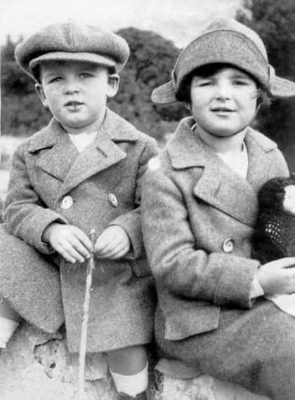 Los príncipes de Mónaco. "Mi hermana y yo hemos sido educados por una niñera. A nuestros padres solo les veíamos a las cinco de la tarde y únicamente durante una hora. El resto del tiempo estábamos confinados en una habitación de juegos”, relató Rainiero en una ocasión.