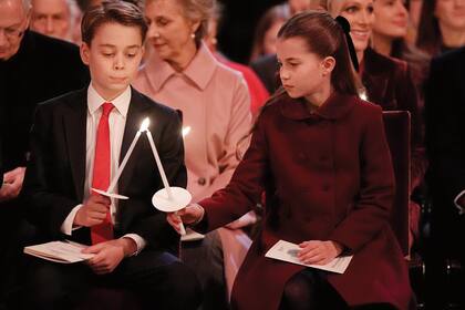 Los príncipes George y Charlotte atraparon las miradas con sus looks coordinados. Muy cerca de ellos, su madre Kate, se mostró muy atenta con ellos y los ayudó a encender las velas.