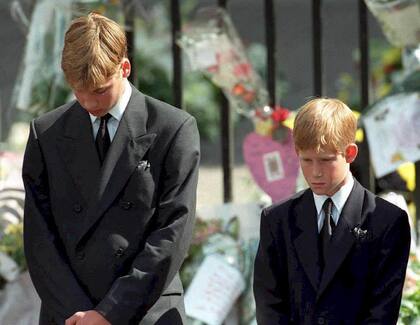 Los príncipes Guillermo y Harry en el funeral de su madre en 1997