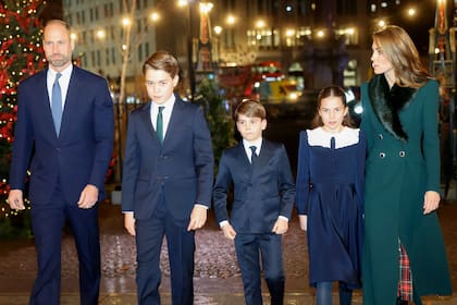 Los príncipes Guillermo y Kate Middleton junto a sus hijos, Jorge, Luis y Carlota, el 5 de diciembre de 2025, en la abadía de Westminster, en Londres. (Getty Images)