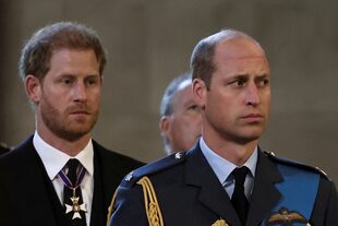 Los príncipes Harry y Guillermo en el funeral de la reina Isabel II. 