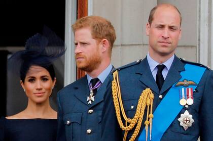 Los príncipes Harry y William en fuego constante con la prensa