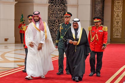 Los príncipes herederos de Arabia Saudita, Mohammad bin Salman, y Kuwait, Mishal Al-Ahmad Al-Jaber Al-Sabah, en una imagen de 2021