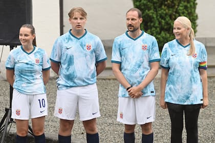 Los príncipes herederos de Noruega con sus hijos, Ingrid y Sverre Magnus.