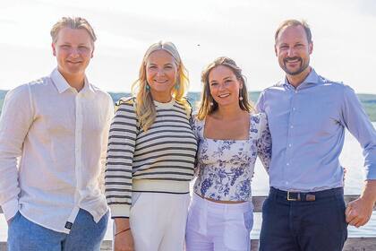 Los príncipes herederos Haakon y Mette-Marit junto a sus hijos Sverre Magnus e Ingrid Alexandra.