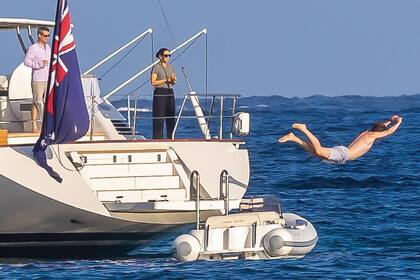 Los príncipes herederos miran atentos la pirueta de su hijo mayor,
Christian, tirándose al mar.