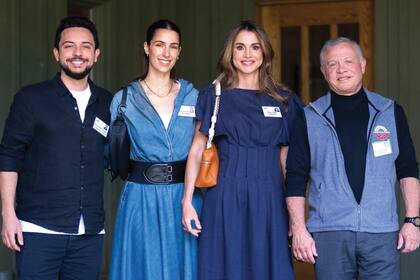 Los príncipes Hussein y Rajwa –que lució un diseño similar al de su
suegra, al que le sumó un cinturón ancho y una cartera Dior– junto a los
reyes de Jordania.