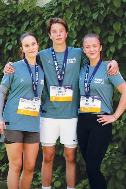 Los príncipes Isabella, Vincent y Josephine posan después de la competencia