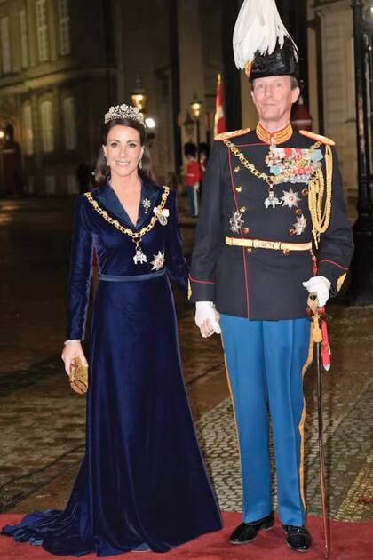 Los príncipes Joaquín y Marie también cerraron filas con el Rey. Ella estrenó un diseño de Rikke Gudnitz de terciopelo azul marino con escote en V y detalle de banda marcando la cintura, que engalanó con la tiara de la princesa Dagmar. Joaquín lució uniforme militar.