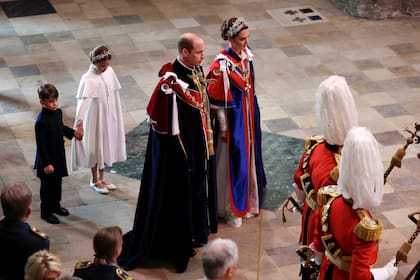 Los príncipes Louis y Charlotte junto a sus padres William y Kate Middleton
