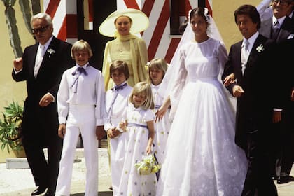 Los príncipes Raniero y Grace (a la izquierda) acompañan a su hija Carolina y su yerno Philippe Junot, que acaban de dar el "sí quiero"