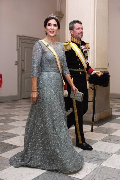 Los príncipes reales Mary y Federico. Ella llevó el mismo vestido con el que posó para los retratos oficiales de su cumpleaños número 50.