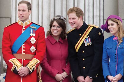 Los príncipes William y Harry junto a sus primas durante el Trooping The Colour de 2012