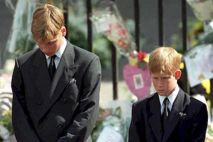 Los príncipes William y Harry tenían 15 y 12 años, respectivamente