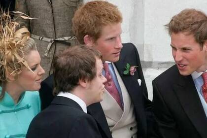 Los príncipes William y Harry, tienen dos hermanastros desde el segundo matrimonio de su padre con Camilla Parker Bowles