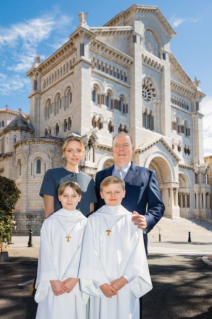 Los principitos Gabriella y Jacques junto a sus padres, Alberto y Charlene de Mónaco, quien para la ocasión optó por un
total look gris, con una chaqueta ligeramente
estructurada, de cuello redondo y manga
corta, con botones dorados.