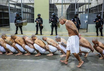 Los prisioneros en la cárcel, esposados y con grilletes