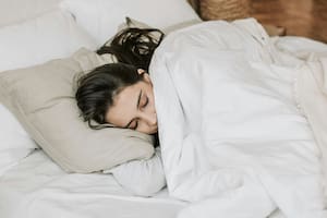 Los pro y contras de tomar melatonina para dormir mejor, según los expertos