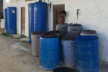 Los problemas de agua obligan a los vecinos a almacenarla en tanques