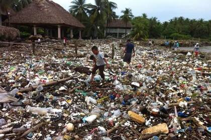 Los problemas de la basura que llegan a la playa hondureña se repite con los años, pero esta vez el volumen fue mayor por la gran cantidad de lluvias que afectaron la zona