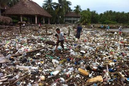 Los problemas de la basura que llegan a la playa hondureña se repite con los años, pero esta vez el volumen fue mayor por la gran cantidad de lluvias que afectaron la zona