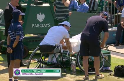 Los problemas en la silla de ruedas de Gustavo Fernández en el partido de Wimbledon ante Houdet, que lo obligaron a cambiar una rueda pinchada