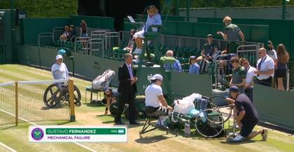 Los problemas mecánicos en la silla de ruedas de Gustavo Fernández en el partido de Wimbledon ante Houdet