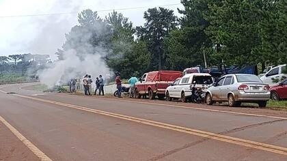 Los productores al costado de la ruta en San Pedro, Misiones