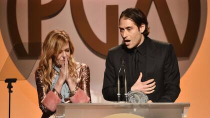 Los productores de La gran apuesta, Dede Gardner y Jeremy Kleiner, aceptando el premio