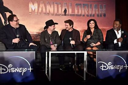 Los productores ejecutivos y guionistas de "The Mandalorian" Jon Favreau, Dave Filoni, y los actores Pedro Pascal, Gina Carano y Carl Weathers presentan la serie que se transmitirá en Disney+