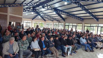 Los productores misioneros, reunidos este viernes en la Picada Indumar, en la sede de la cooperativa 2 de Mayo, en el centro de la provincia. Estuvieron representantes de todos los sectores y entidades nacionales y provinciales del agro.