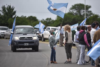 Los productores se movilizaron hacia la entrada del campo cuya usurpación denunció el exministro de Agricultura Luis Miguel Etchevehere