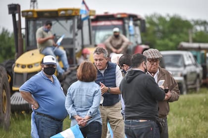 Luis Miguel Etchevehere, en el centro, hablando con otros productores