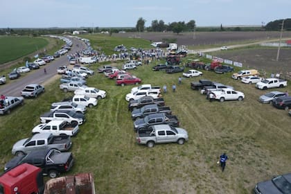 Los productores se movilizaron hacia la entrada del campo cuya usurpación denunció el exministro de Agricultura Luis Miguel Etchevehere